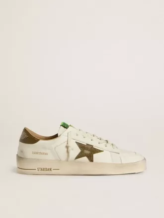 Stardan da uomo in pelle bianca con stella e linguetta sul tallone in pelle verde militare con stampa serpente Stardan da uomo in pelle bianca con stella e linguetta sul tallone in pelle verde militare con stampa serpente