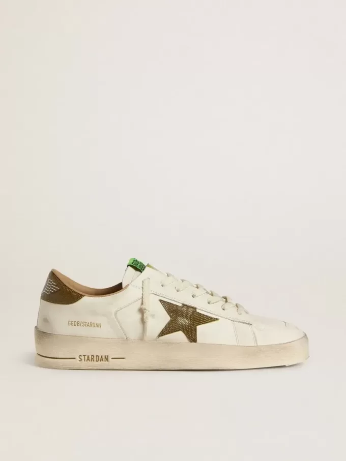 Stardan da uomo in pelle bianca con stella e linguetta sul tallone in pelle verde militare con stampa serpente Stardan da uomo in pelle bianca con stella e linguetta sul tallone in pelle verde militare con stampa serpente