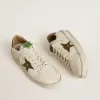 Stardan da uomo in pelle bianca con stella e linguetta sul tallone in pelle verde militare con stampa serpente Stardan da uomo in pelle bianca con stella e linguetta sul tallone in pelle verde militare con stampa serpente