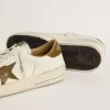 Stardan da uomo in pelle bianca con stella e linguetta sul tallone in pelle verde militare con stampa serpente Stardan da uomo in pelle bianca con stella e linguetta sul tallone in pelle verde militare con stampa serpente