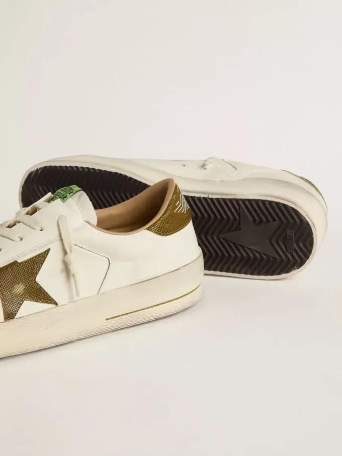 Stardan da uomo in pelle bianca con stella e linguetta sul tallone in pelle verde militare con stampa serpente Stardan da uomo in pelle bianca con stella e linguetta sul tallone in pelle verde militare con stampa serpente