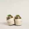 Stardan da uomo in pelle bianca con stella e linguetta sul tallone in pelle verde militare con stampa serpente Stardan da uomo in pelle bianca con stella e linguetta sul tallone in pelle verde militare con stampa serpente