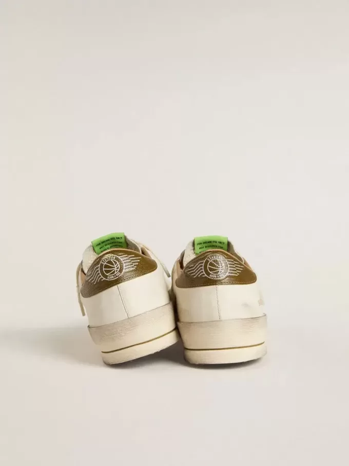 Stardan da uomo in pelle bianca con stella e linguetta sul tallone in pelle verde militare con stampa serpente Stardan da uomo in pelle bianca con stella e linguetta sul tallone in pelle verde militare con stampa serpente