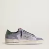 Stardan da uomo in pelle scamosciata blu polvere con stella e linguetta sul tallone in pelle verde Stardan da uomo in pelle scamosciata blu polvere con stella e linguetta sul tallone in pelle verde
