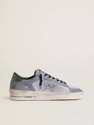Stardan da uomo in pelle scamosciata blu polvere con stella e linguetta sul tallone in pelle verde Stardan da uomo in pelle scamosciata blu polvere con stella e linguetta sul tallone in pelle verde