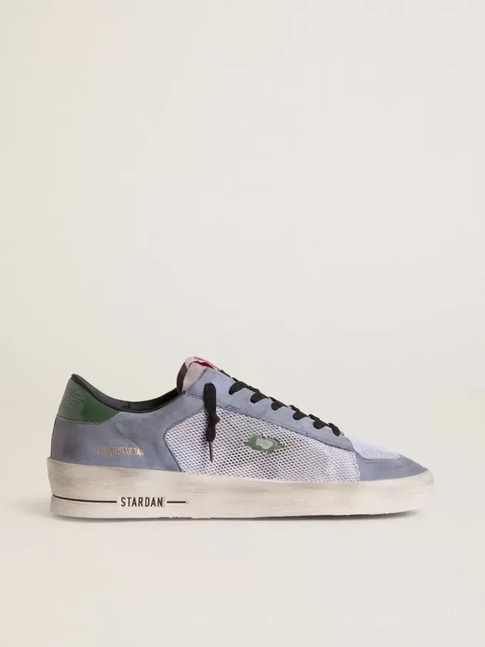 Stardan da uomo in pelle scamosciata blu polvere con stella e linguetta sul tallone in pelle verde Stardan da uomo in pelle scamosciata blu polvere con stella e linguetta sul tallone in pelle verde