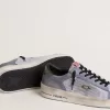 Stardan da uomo in pelle scamosciata blu polvere con stella e linguetta sul tallone in pelle verde Stardan da uomo in pelle scamosciata blu polvere con stella e linguetta sul tallone in pelle verde
