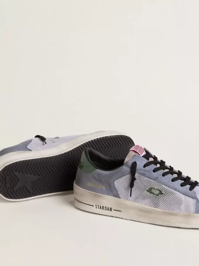 Stardan da uomo in pelle scamosciata blu polvere con stella e linguetta sul tallone in pelle verde Stardan da uomo in pelle scamosciata blu polvere con stella e linguetta sul tallone in pelle verde