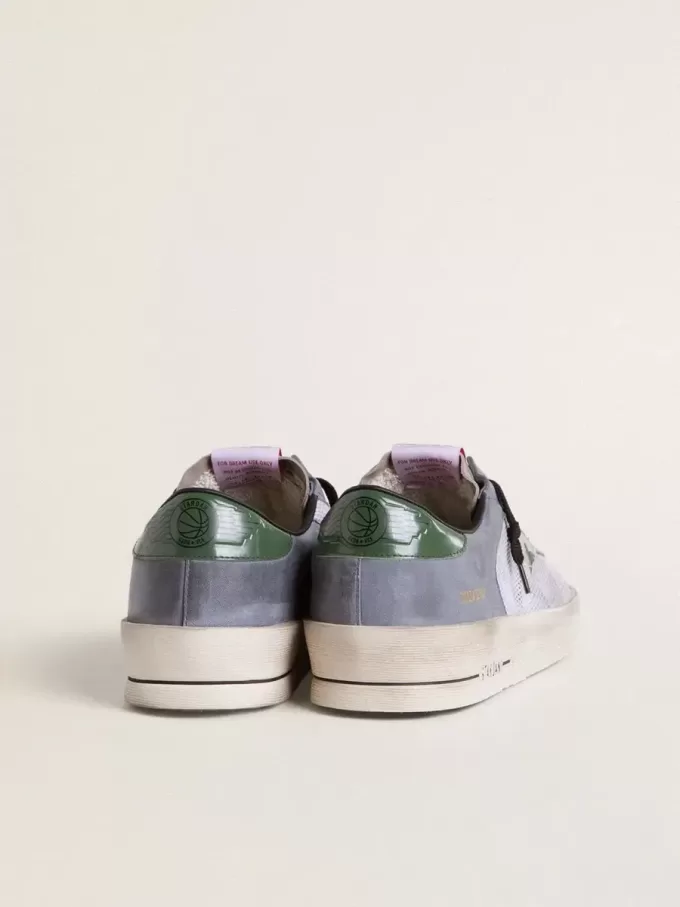 Stardan da uomo in pelle scamosciata blu polvere con stella e linguetta sul tallone in pelle verde Stardan da uomo in pelle scamosciata blu polvere con stella e linguetta sul tallone in pelle verde