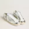 Stardan in pelle argentata con linguetta bianca sul tallone