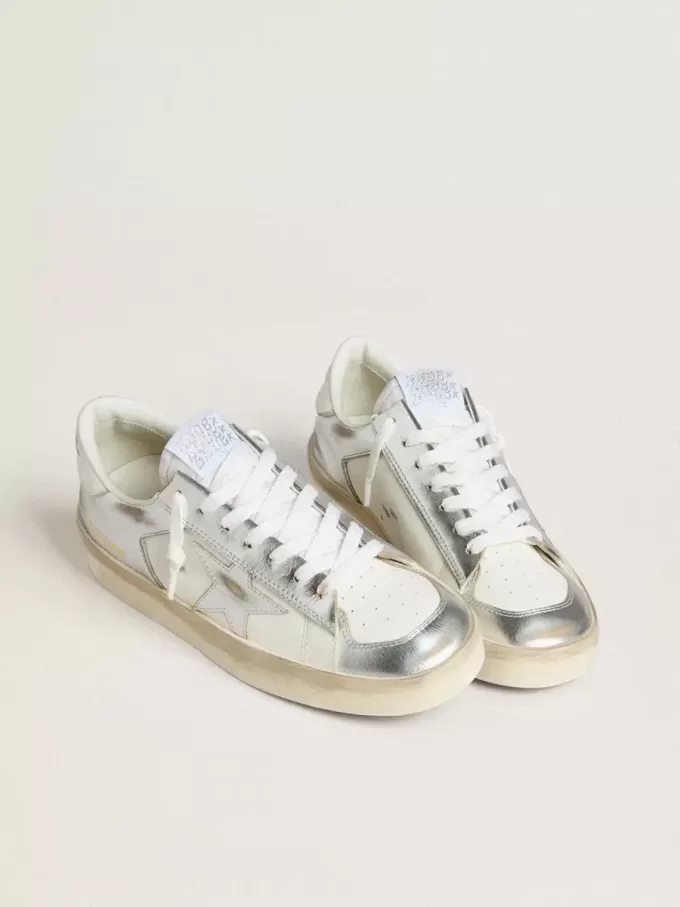 Stardan in pelle argentata con linguetta bianca sul tallone