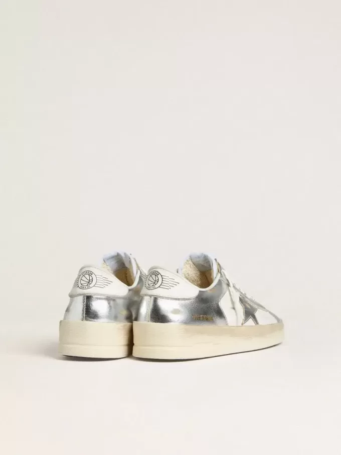 Stardan in pelle argentata con linguetta bianca sul tallone