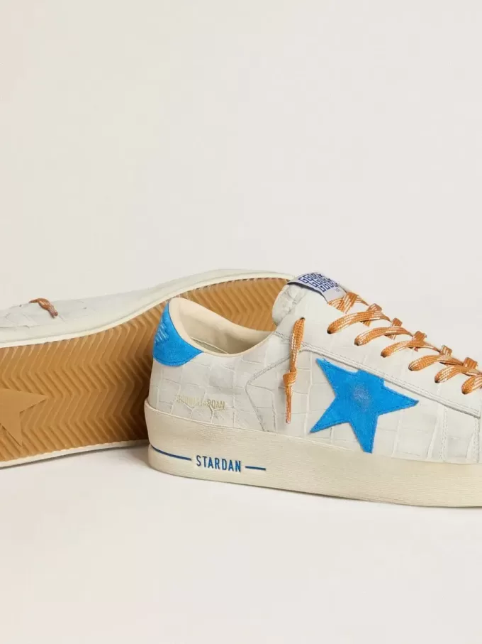 Stardan in pelle bianca con stampa cocco, stella in pelle scamosciata azzurra e linguetta sul tallone Stardan in pelle bianca con stampa cocco, stella in pelle scamosciata azzurra e linguetta sul tallone