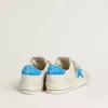 Stardan in pelle bianca con stampa cocco, stella in pelle scamosciata azzurra e linguetta sul tallone Stardan in pelle bianca con stampa cocco, stella in pelle scamosciata azzurra e linguetta sul tallone