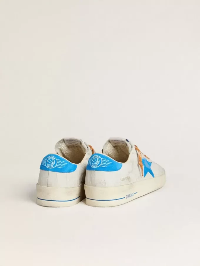 Stardan in pelle bianca con stampa cocco, stella in pelle scamosciata azzurra e linguetta sul tallone Stardan in pelle bianca con stampa cocco, stella in pelle scamosciata azzurra e linguetta sul tallone