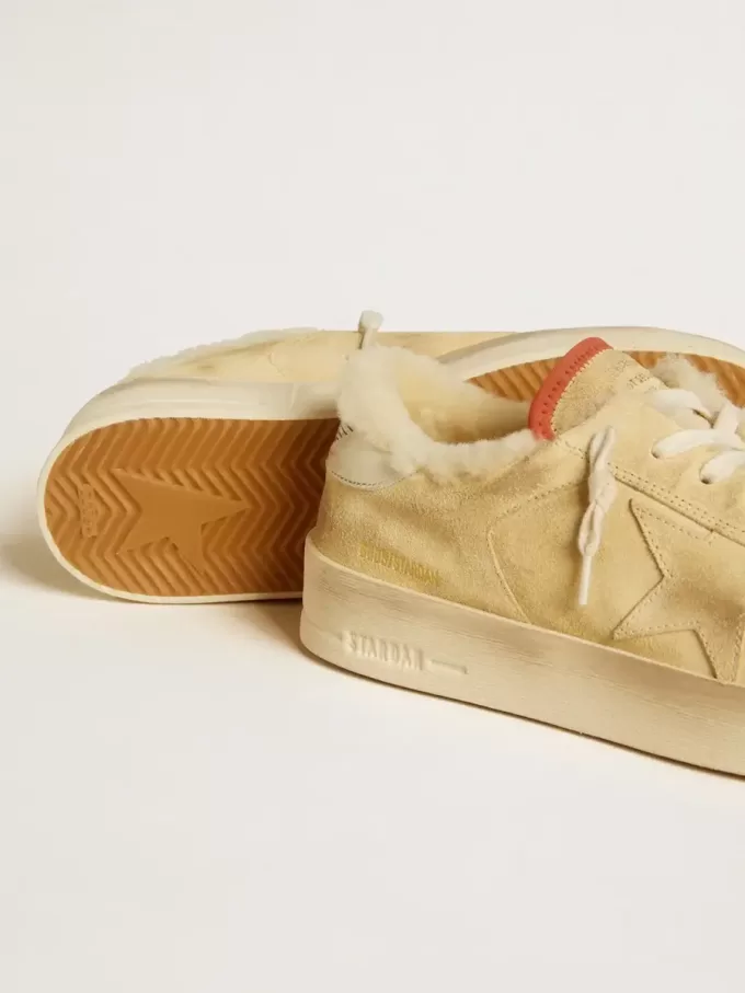 Stardan in pelle scamosciata beige con tallone in pelle e fodera in shearling Stardan in pelle scamosciata beige con tallone in pelle e fodera in shearling