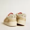 Stardan in pelle scamosciata beige con tallone in pelle e fodera in shearling Stardan in pelle scamosciata beige con tallone in pelle e fodera in shearling