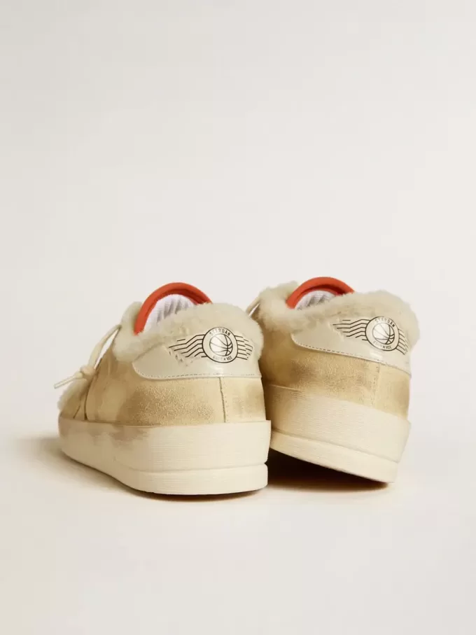 Stardan in pelle scamosciata beige con tallone in pelle e fodera in shearling Stardan in pelle scamosciata beige con tallone in pelle e fodera in shearling