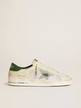 Stardan in pelle scamosciata bianca e mesh con stella e linguetta sul tallone in pelle verde Stardan in pelle scamosciata bianca e mesh con stella e linguetta sul tallone in pelle verde