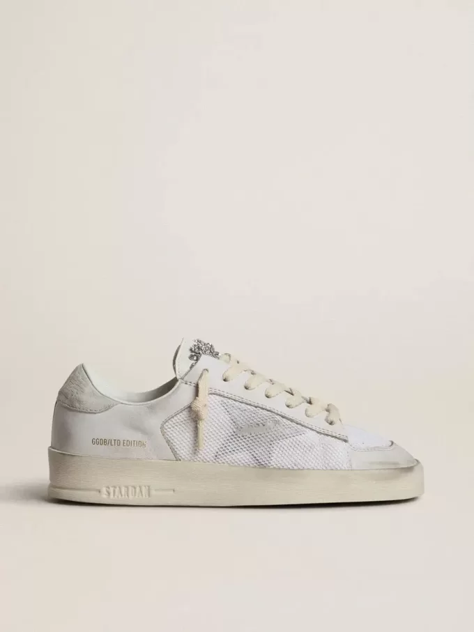 Stardan LTD in pelle bianca con stella e linguetta sul tallone in camoscio grigio ghiaccio Stardan LTD in pelle bianca con stella e linguetta sul tallone in camoscio grigio ghiaccio
