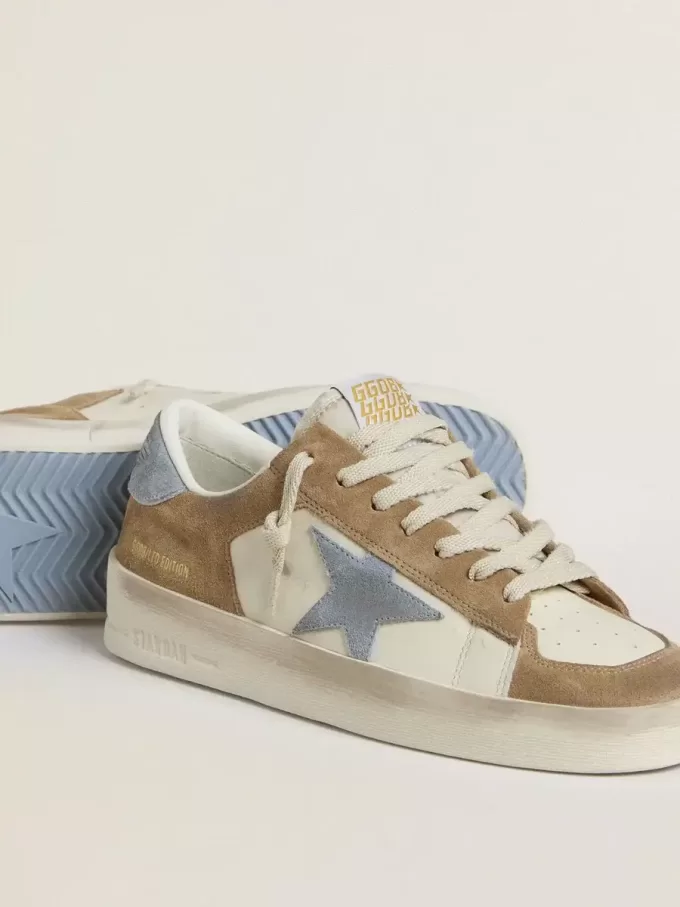 Stardan LTD in pelle bianca e pelle scamosciata color tabacco con stella e linguetta sul tallone in pelle scamosciata azzurra Stardan LTD in pelle bianca e pelle scamosciata color tabacco con stella e linguetta sul tallone in pelle scamosciata azzurra