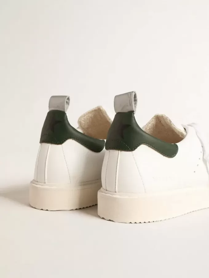 Starter bio-based con linguetta sul tallone in pelle verde Starter bio-based con linguetta sul tallone in pelle verde