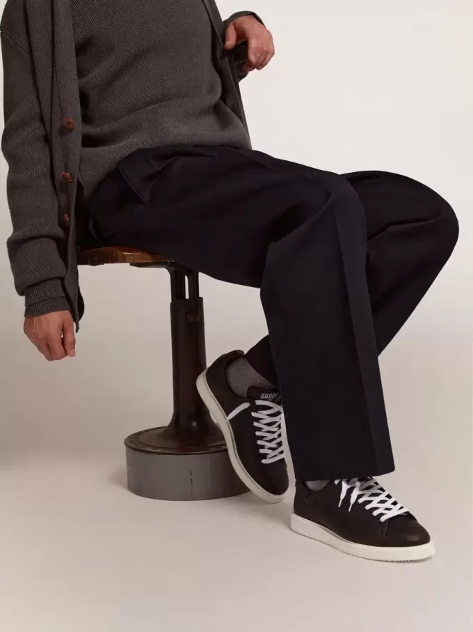 Starter da uomo in pelle con stella stampata sulla linguetta del tallone Starter da uomo in pelle con stella stampata sulla linguetta del tallone