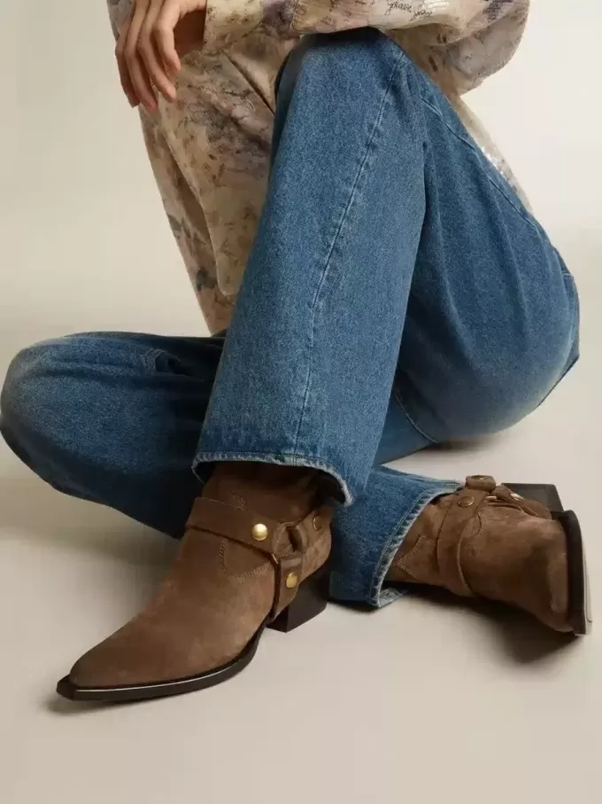 Stivaletti Debbie bassi in camoscio grigio tortora con fibbia removibile