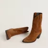 Stivali bassi da donna Wish Star in pelle scamosciata color cognac con ricamo a stella Stivali bassi da donna Wish Star in pelle scamosciata color cognac con ricamo a stella