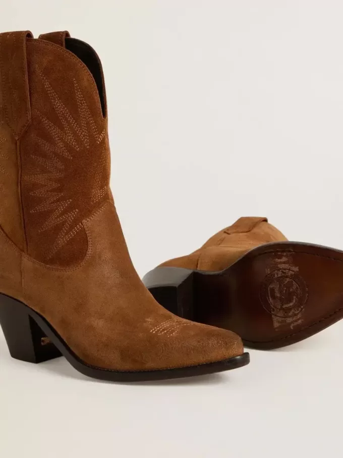 Stivali bassi da donna Wish Star in pelle scamosciata color cognac con ricamo a stella Stivali bassi da donna Wish Star in pelle scamosciata color cognac con ricamo a stella