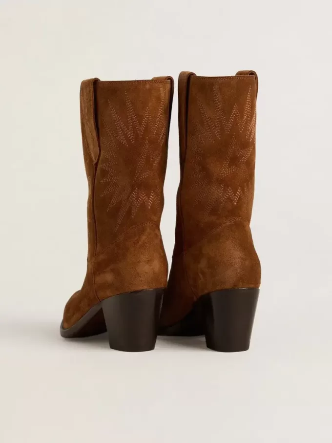 Stivali bassi da donna Wish Star in pelle scamosciata color cognac con ricamo a stella Stivali bassi da donna Wish Star in pelle scamosciata color cognac con ricamo a stella