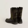 Stivali Wish Young in pelle nera con ricamo a stella gialla Stivali Wish Young in pelle nera con ricamo a stella gialla