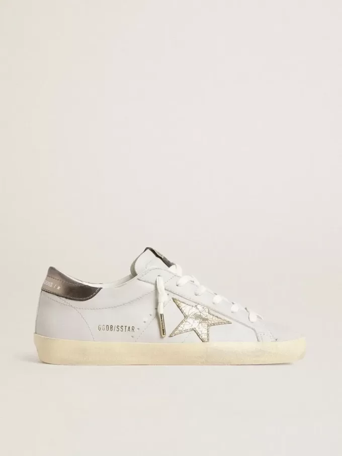 Super-Star con stella in pelle craquelé e linguetta sul tallone in pelle metallizzata