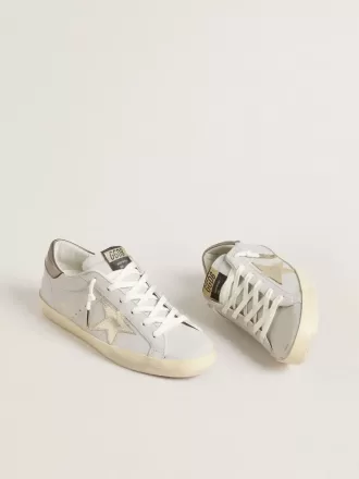 Super-Star con stella in pelle craquelé e linguetta sul tallone in pelle metallizzata