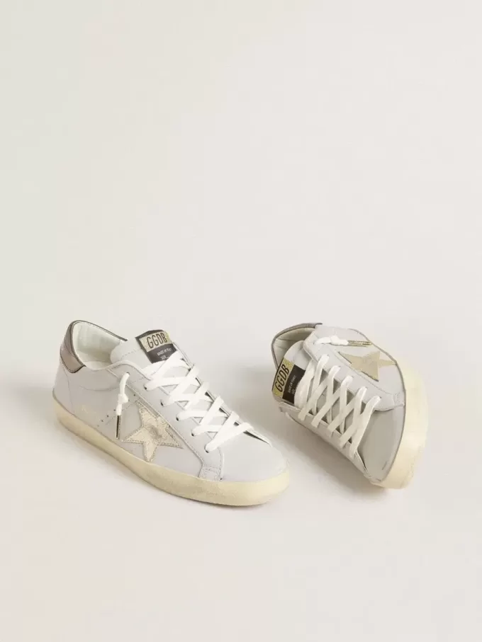 Super-Star con stella in pelle craquelé e linguetta sul tallone in pelle metallizzata