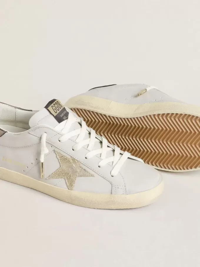 Super-Star con stella in pelle craquelé e linguetta sul tallone in pelle metallizzata