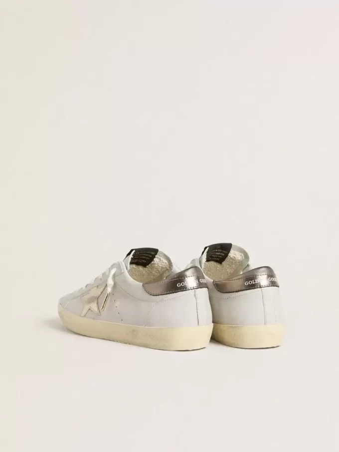 Super-Star con stella in pelle craquelé e linguetta sul tallone in pelle metallizzata