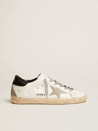 Super-Star da donna con linguetta nera sul tallone e scritte con borchie metalliche Super-Star da donna con linguetta nera sul tallone e scritte con borchie metalliche