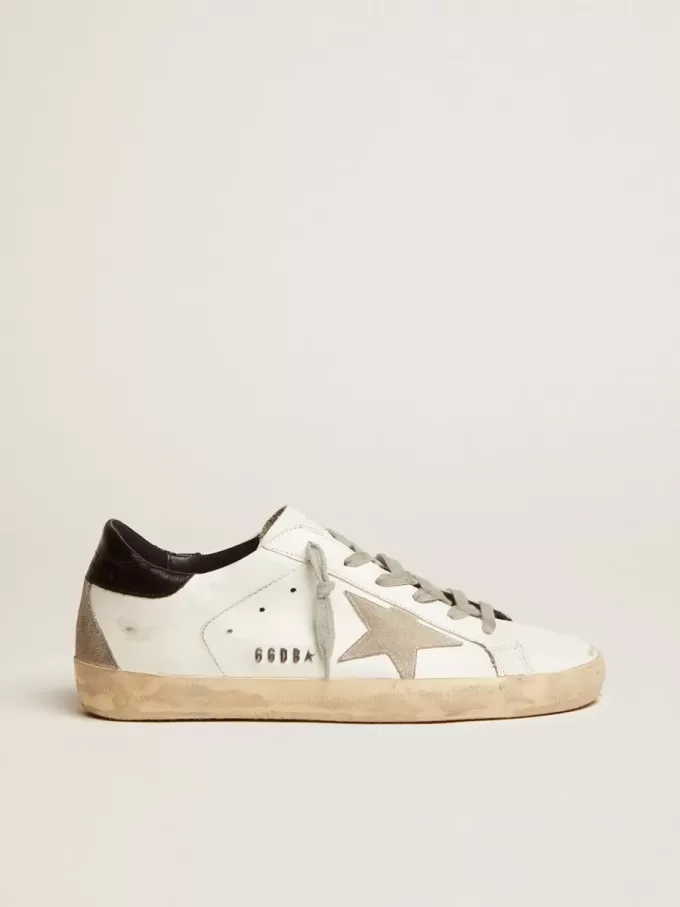 Super-Star da donna con linguetta nera sul tallone e scritte con borchie metalliche Super-Star da donna con linguetta nera sul tallone e scritte con borchie metalliche