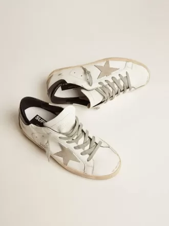 Super-Star da donna con linguetta nera sul tallone e scritte con borchie metalliche Super-Star da donna con linguetta nera sul tallone e scritte con borchie metalliche