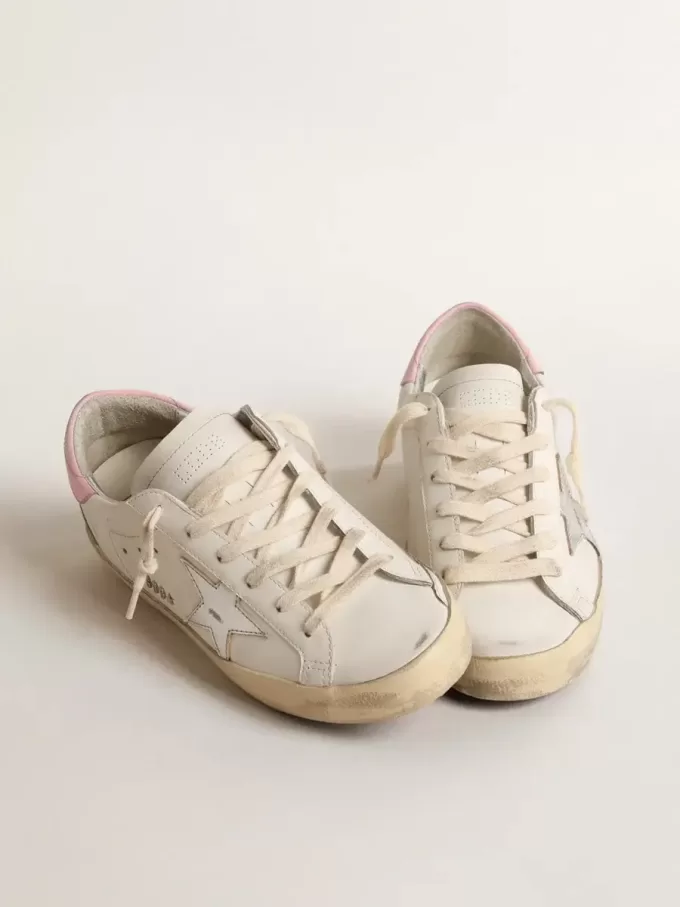 Super-Star da donna con stella in pelle argentata e linguetta rosa sul tallone Super-Star da donna con stella in pelle argentata e linguetta rosa sul tallone
