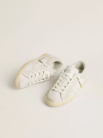 Super-Star da donna con stella in pelle bianca e linguetta sul tallone con effetto vissuto