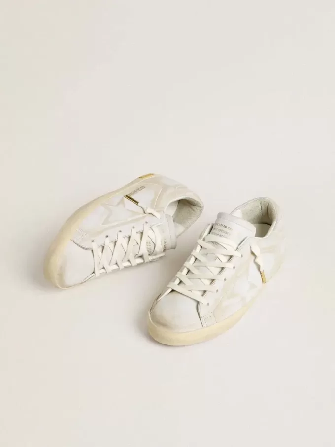 Super-Star da donna con stella in pelle bianca e linguetta sul tallone con effetto vissuto
