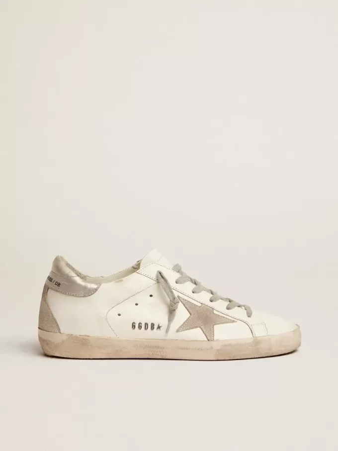 Super-Star da donna con tallone argentato e scritta con borchie metalliche
