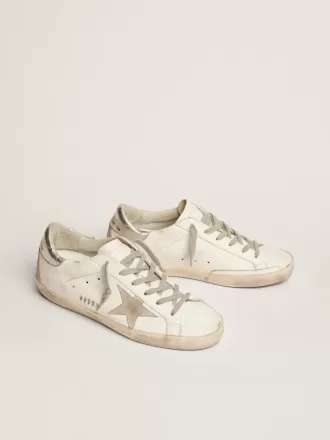 Super-Star da donna con tallone argentato e scritta con borchie metalliche