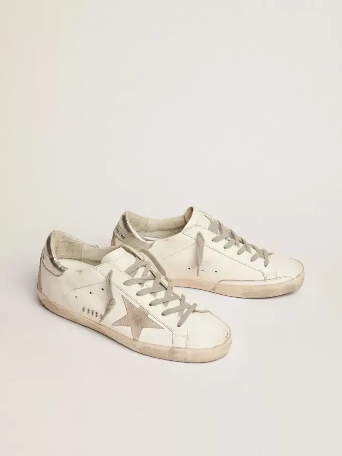 Super-Star da donna con tallone argentato e scritta con borchie metalliche