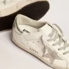 Super-Star da donna con tallone argentato e scritta con borchie metalliche