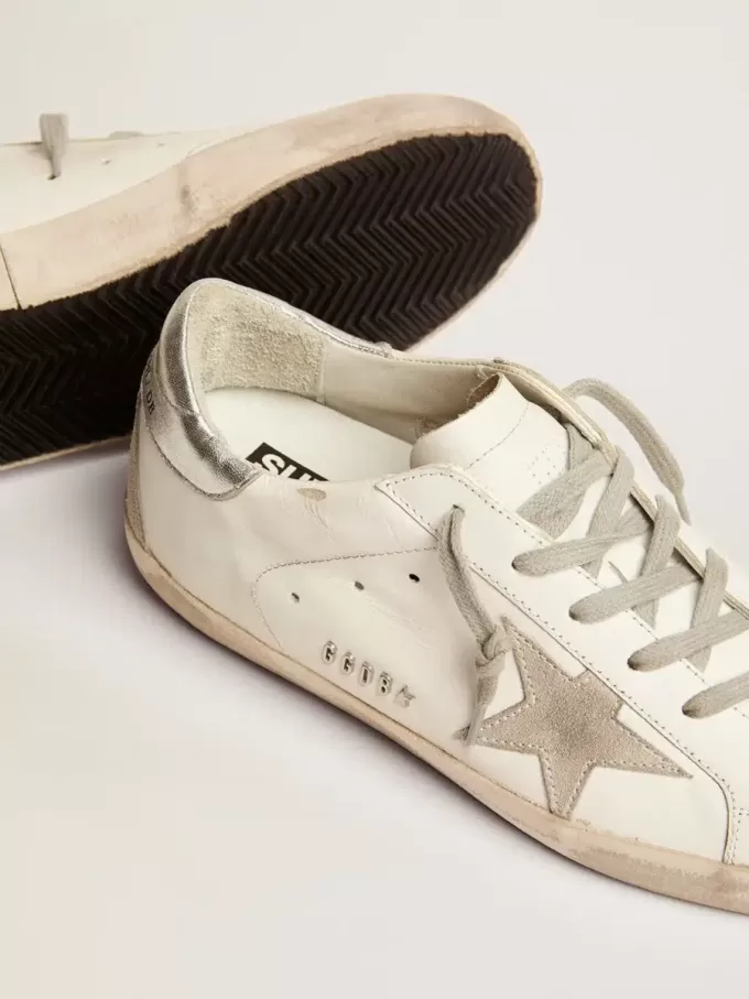 Super-Star da donna con tallone argentato e scritta con borchie metalliche