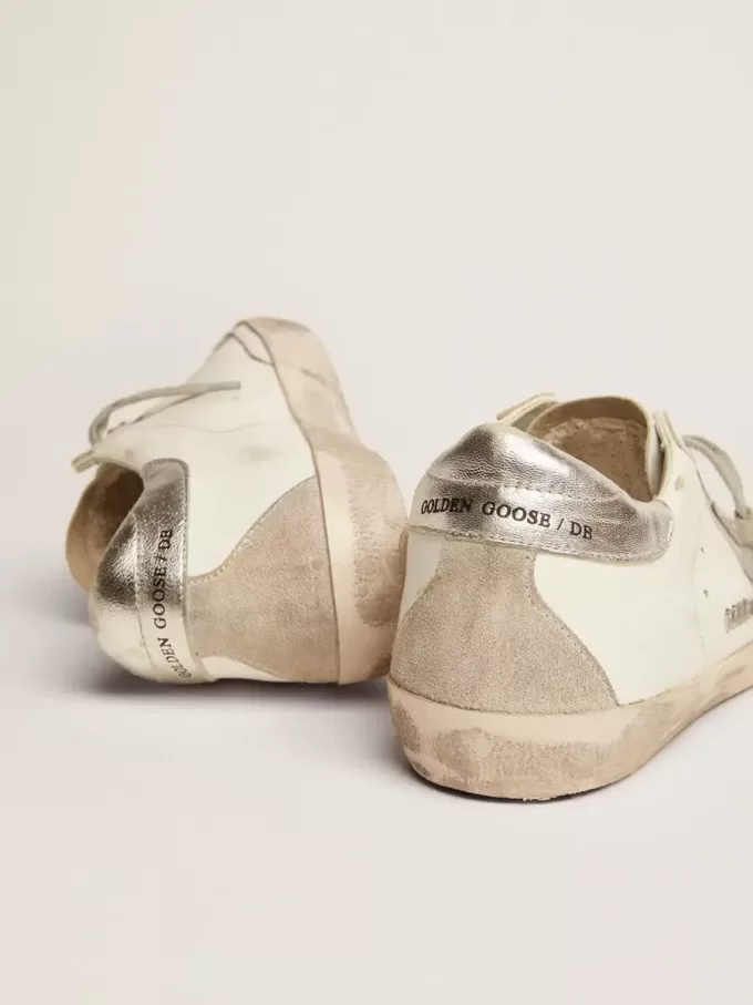 Super-Star da donna con tallone argentato e scritta con borchie metalliche