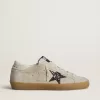 Super-Star da donna in camoscio grigio ghiaccio con stella glitterata argento e linguetta in pelle sul tallone Super-Star da donna in camoscio grigio ghiaccio con stella glitterata argento e linguetta in pelle sul tallone
